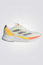 נעליים מבית המותג ADIDAS, בעלות מדרס פנימי רך שהופך כל צעד לנוח. סולייה חיצונית שמספקת אחיזה מלאה בקרקע.