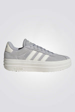 נעליים מבית המותג ADIDAS, בעלות מדרס פנימי רך שעוטף את הרגל בנוחות . סולייה חיצונית עמידה שמספקת אחיזה מלאה בקרקע.