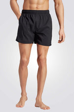 בגד ים מבית המותג ADIDAS, עשויות מבד מנדף לחות שמתייבש במהירות ושומר על הגוף שלך מאורר לאורך כל היום. מותן אלסטית, עם שרוך להתאמה מושלמת. כיסים צדדים, לשמירה על החפצים שלך בצורה הנוחה ביותר.