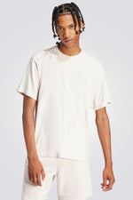 חולצה מבית המותג ADIDAS, עשויה מבד נוח וגמיש ומשלבת בין אופנתיות ונוחות בלתי מתפשרת.