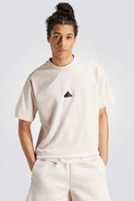 חולצה מבית המותג ADIDAS, עשויה מבד נוח וגמיש ומשלבת בין אופנתיות ונוחות בלתי מתפשרת.