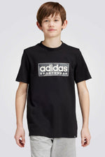 חולצה מבית המותג ADIDAS, עשויה מבד נוח ומשלבת בין אופנה לנוחות בלתי מתפשרת.