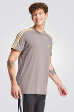 חולצה מבית המותג ADIDAS, עשויה מבד נוח במיוחד ומשלבת בין נוחות מקסימלית ואופנתיות בלתי מתפשרת