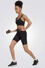 טייץ מבית המותג ADIDAS, עשוי מבד מנדף זיעה ששומר על הגוף שלך מאורר לאורך האימון. מותן אלסטית להתאמה מושלמת.