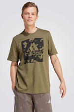 חולצה מבית המותג ADIDAS , עשויה מבד נוח ומשלבת בין אופנתיות לנוחות בלתי מתפשרת