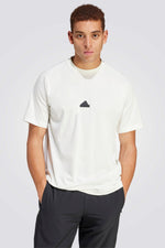 חולצה מבית המותג ADIDAS , עשויה מבד נוח ומשלבת בין אופנתיות לנוחות בלתי מתפשרת