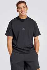 חולצה מבית המותג ADIDAS , עשויה מבד נוח ומשלבת בין אופנתיות לנוחות בלתי מתפשרת