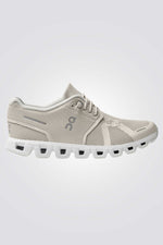 נעליים מבית המותג On Cloud , בעלות מדרס פנימי רך במיוחד שעוטף את הרגל בנוחות בלתי מתפשרת. סולייה חיצונית עמידה שמספקת אחיזה מלאה בקרקע.