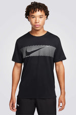 חולצה מבית המותג NIKE , עשויה מבד מנדף זיעה ששומר על הגוף שלך מאורר לאורך האימון. פריטים מחזירי אור שמאפשרים לך להתאמן בכל שעות היום.