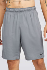 מכנסיים מבית המותג NIKE, עשויות מבד מנדף זיעה ששומר עלייך מאורר לאורך האימון. כיסים קדמיים לשמירה על החפצים שלך באופן הבטוח ביותר. מותן אלסטית עם שרוך להתאמה מושלמת.