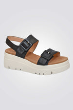 סנדלים מבית המותג LADY COMFORT בעלות מדרס פנימי רך במיוחד שעוטף את הרגל בנוחות בלתי מתפשרת. סולייה חיצונית עמידה שמספקת אחיזה מלאה בקרקע. רצועות קדמיות בסגירת אבזם להתאמה מושלמת.