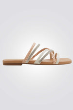 כפכפים מבית המותג CALL IT SPRING, בעלות מדרס פנימי שמעניק נוחות מירבית לאורך היום. סולייה חיצונית, שמספקת אחיזה מלאה בקרקע.