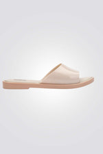 כפכפים מבית המותג MELLISA בעלות מדרס פנימי רך במיוחד שעוטף את הרגל בנוחות בלתי מתפשרת. סולייה חיצונית עמידה שמספקת אחיזה מלאה בקרקע.