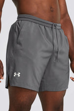 מכנסיים מבית המותג UNDER ARMOUR , עשויות מבד מנדף זיעה ששומר עלייך מאורר לאורך האימון. כיסים קדמיים לשמירה על החפצים שלך באופן הבטוח ביותר. מותן אלסטית עם שרוך להתאמה מושלמת.