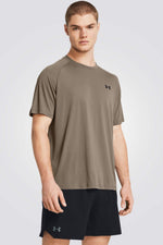 חולצה מבית המותג UNDER ARMOUR , עשויה מבד מנדף זיעה ששומר על הגוף שלך מאורר לאורך האימון