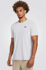 חולצה מבית המותג UNDER ARMOUR , עשויה מבד מנדף זיעה ששומר על הגוף שלך מאורר לאורך האימון