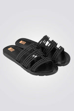 כפכפים מבית המותג ZAXY , בעלות רצועות בחזית שעוטפות את הרגל ומספקות אחיזה מלאה בקרקע.