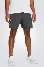 מכנסיים מבית המותג UNDER ARMOUR , עשויות מבד מנדף זיעה ששומר עלייך מאורר לאורך האימון. כיסים קדמיים על החפצים שלך באופן הבטוח ביותר. מותן אלסטית עם שרוך להתאמה מושלמת.