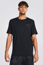 חולצה מבית המותג UNDER ARMOUR , עשויה מבד מנדף זיעה ששומר על הגוף שלך מאורר לאורך האימון