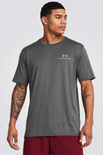 חולצה מבית המותג UNDER ARMOUR , עשויה מבד מנדף זיעה ששומר על הגוף שלך מאורר לאורך האימון