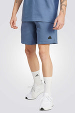 מכנסיים מבית המותג ADIDAS,עשוי מבד מנדף זיעה ששומר על הגוף שלך מאורר לאורך כל היום. כיסי צד לשמירה של החפצים שלך בצורה הנוחה ביותר. מותן אלסטית עם שרוך להתאמה מושלמת.