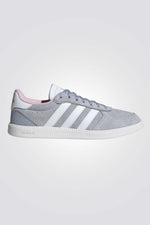 נעליים מבית המותג ADIDAS , בעלות מדרס פנימי שמעניק נוחות מירבית ועוטף את הרגל מבפנים לאורך כל היום. סולייה חיצונית מגומי שמספקת אחיזה מלאה בקרקע.