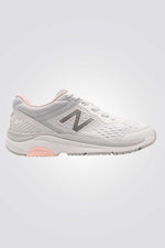 נעליים מבית המותג NEW BALANCE, בעלת מדרס נוח במיוחד שמספק מעטפת של רכות לאורך כל היום בעיקר באיזורים הקריטים. מערכת תמיכה משופרת שעוזרת לשלוט בתנועת כף הרגל האחורית, סולייה חיצונית עם חריצים שמספקים איורור ומעניקים תחושה רכה מתחת לרגל לאורך כל היום.