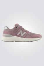 נעליים מבית המותג NEW BALANCE, בעלת מדרס נוח במיוחד שמספק מעטפת של רכות לאורך כל היום. סולייה חיצונית עמידה בחשיקה ומספקת אחיזה מקסימלית לאורך כל היום .