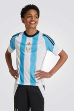 טישירט לילדים מבית המותג ADIDAS, עשויה מחומר מנדף זיעה ששומר על הגוף מאורר לאורך האימון. מוצר זה עשוי מ-100% חומרים ממוחזרים. לוגו אייקוני של מסי במרכז