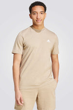 חולצה מבית המותג ADIDAS, עשויה . בד סינגל ג'רזי רך שמספק נוחות בלתי מתפשרת בין אם אתם נרגעים בבית או בחוץ. לבשו אותה עם מכנסי ריצה למראה יומיומי או ג'ינס כדי לשדרג את מראה סוף השבוע שלכם. הכותנה במוצר זה נוצרה באמצעות Better Cotton. Better Cotton מגיע דרך שרשרת של משמורת על מודל הנקרא Mass Balance. זה אומר שלא ניתן להתחקות פיזית מ- Better Cotton למוצר הסופי.