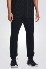 מכנסיים מבית המותג Under Armour, עשויות מבד מנדף זיעה ששומר על הגוף שלך מאורר לאורך האימון. מותניים אלסטיות עם שרוך להתאמה מושלמת . כיסי צד לשמירה על החפצים שלך בצורה הנוחה ביותר