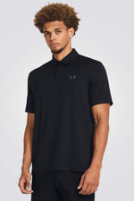 חולצה מבית המותג Under Armour, עשויות מבד מנדף זיעה ששומר על הגוף שלך מאורר לאורך האימון.