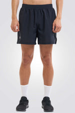 מכנסיים מבית המותג Under Armour, עשויות מבד מנדף זיעה ששומר על הגוף שלך מאורר לאורך האימון. מותניים אלסטיות עם שרוך להתאמה מושלמת . כיס פנימי מוחבא לאיחסון הטלפון וכיסי צד לשמירה נוחה של החפצים החשובים