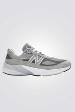נעליים מבית המותג New Balance , בעלות ריפוד פנימי בטכנולוגיית Fuelcell המחזיר אנרגיה מהקרקע ומספק מעטפת רכה במיוחד לרגל. גפת זמש ורשת למראה פרימיום ואוורור כף הרגל. סוליית ביניים מרופדת וסוליית גומי חיצונית להליכה נוחה ורכות בכל צעד.