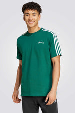 חולצה מבית המותג ADIDAS,עשויה מבד רך במיוחד בתוספת הדפס בגב החולצה בדוגמת כדורגל מקורי ומיוחד. הכותנה במוצר זה נלקחה דרך Better Cotton. מקורה במודל של שרשרת משמורת הנקרא איזון המונים. משמעות הדבר היא ש- Better Cotton אינה ניתנת למעקב פיזית למוצרים סופיים.