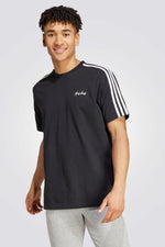 חולצה מבית המותג ADIDAS,עשויה מבד רך במיוחד בתוספת הדפס בגב החולצה בדוגמת כדורגל מקורי ומיוחד. הכותנה במוצר זה נלקחה דרך Better Cotton. מקורה במודל של שרשרת משמורת הנקרא איזון המונים. משמעות הדבר היא ש- Better Cotton אינה ניתנת למעקב פיזית למוצרים סופיים.