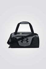 תיק מבית המותג UNDER ARMOUR , בעל תא איחסון גדול בסגירת רוכסן לשמירה על החפצים שלך בדרך הנוחה והבטוחה ביותר. כיס גדול מאורר לבגדים המשומשים לאחר האימון. תחתית עשויה מחומר עמיד בשילוב טכנולוגיית UA Storm שמספקת עמידות במים ושומרת על התיק לאורך זמן. רצועת כתף מרופדת ומתכוננת לנשיאה נוחה והתאמה מושלמת . מידות: 22 ס"מ רוחב 22.6 ס"מ גובה 44.7 ס"מ אורך נפח 23L