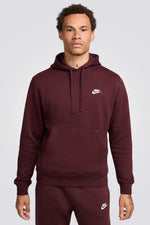 סווטשירט מבית המותג NIKE, עשוי מבד רך במיוחד שעוטף את הגוף בימים קרים בצורה הטובה ביותר. כיסים קדמיים לשמירה על החפצים שלך בדרך נוחה במיוחד.