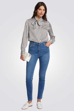 ג'ינס גזרה דקה מבית המותג MORGAN, עם מותן גבוה בעל שני כיסים, ועוד שני כיסים מאחור. בעל סגירת רוכסן וכפתור בחזית ולולאות לחגורה. מידות: T36 - S T38 - M T40 - L T42 - XL T44 – XXL