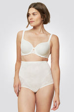 חזייה בצבע לבן פנינה (דומגנית מוצגת עם תחתונים תואמים ) - חלק קידמי