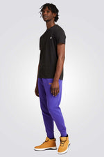 טישירט בצבע שחור