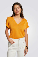 חולצה עם פתחים דקורטיבים