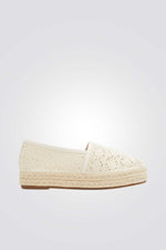 נעל עם תחרה בצבע לבן