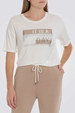 חולצת טי עם שרוולים קצרים בצבע לבן ובז'