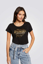 חולצה בצבע שחור עם הדפס לב זהב