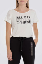 חולצת טי עם שרוולים קצרים בצבע לבן ושחור