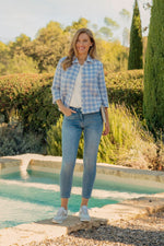 מכנסי ג'ינס בצבע כחול