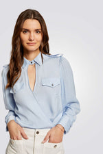 חולצה עם פתח בצבע כחול