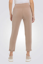 מכנסיים בצבע בז'