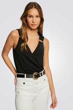 גופיה עם אבזם בכתפיות בצבע שחור